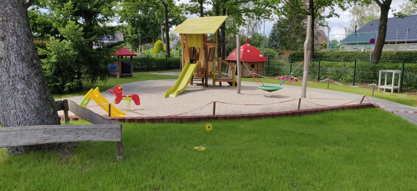 Spielplatz mit Spielgeräten