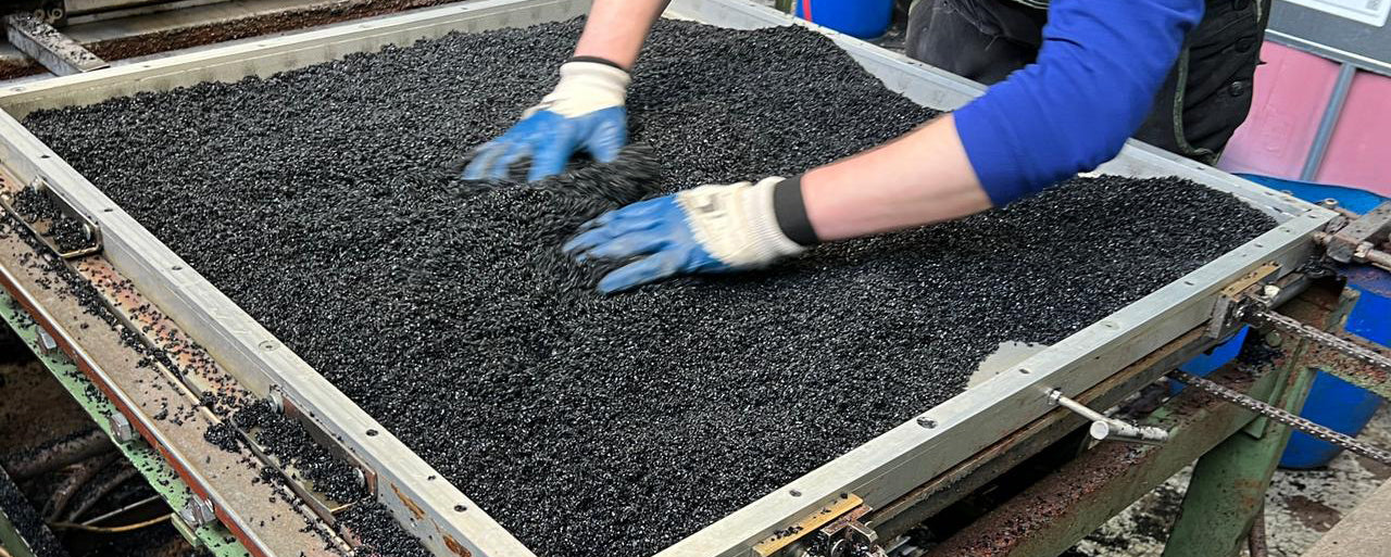 Vom Autoreifen zum Formteil aus Gummigranulat