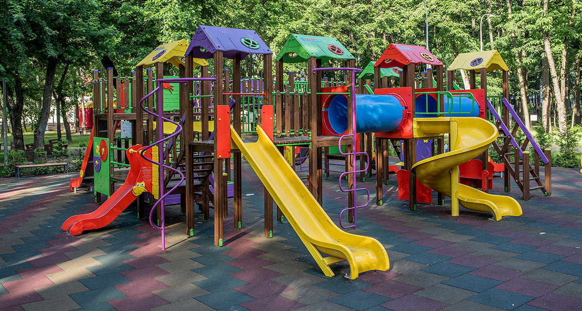 Spielplatz Fallschutzmaterialien im Vergleich